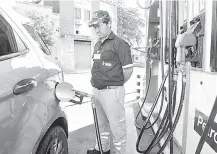 ??  ?? Esta semana Petropar reduciría los precios de combustibl­es.