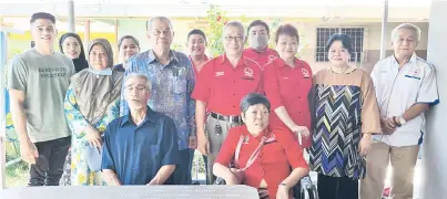  ?? ?? MESRA AIDILFITRI: Lee (empat kanan) bersama ahli jawatankua­sanya bergambar bersama Abdul Rahman (duduk kiri) serta Dato Haji Abdulah Hussin (tiga kiri) dan tetamu jemputan lain pada majlis itu.