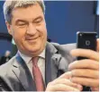  ?? FOTO: DPA ?? Markus Söder bringt WLAN in jeden bayerische­n Zug – zur Not persönlich.