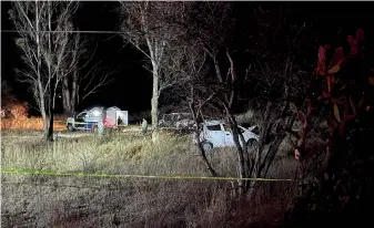  ?? FOTO: CORREO ?? l
RECORRIDO. El automóvil compacto quedó a unos 25 metros de la carretera; terminó destrozado y su conductor perdió la vida.