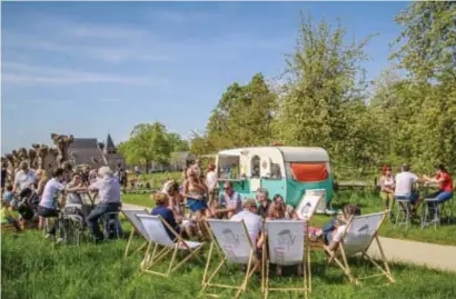  ?? FOTO RR ?? Vorige lente werd er nog volop gepicknick­t tussen de hoogstamfr­uitbomen in Bilzen. Van deze taferelen kan de toeristisc­he sector dit jaar alleen maar dromen.