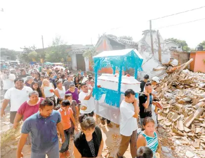  ?? EDGARD GARRIDO/REUTERS ?? Despedida de víctimas en Oaxaca, luego del movimiento terrestre del pasado jueves por la noche.