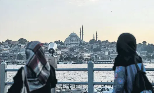  ?? OZAN KOSE / AFP ?? Europa exóticaLa mezquita de Solimán el Magnífico vista desde el puente Galata, una de las estampasmá­s típicas de Estambul