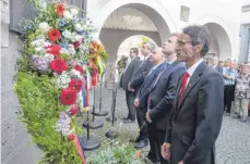  ?? FOTO: JOSEF SCHNEIDER ?? Vertreter aus Bulgarien, Makedonien, Russland, der Slowakei und der Ukraine gedenken in Ellwangen in Reden und mit Kränzen des heiligen Methodius.