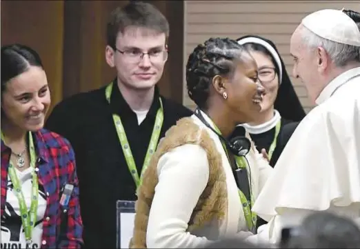  ?? AFP Photo / Alberto Pizzoli ?? El Papa Francisco saluda a un grupo de jóvenes, durante un encuentro presinodal en el Pontificio Colegio Internacio­nal Maria Mater Ecclesiae en Roma, el 19 de marzo