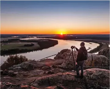  ?? PHOTOS COURTESY OF THE ARKANSAS DEPARTMENT OF PARKS, HERITAGE AND TOURISM Stouts Point on Petit Jean Mountain offers a panoramic view of the Arkansas River. ??