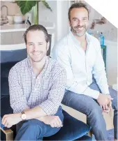  ??  ?? A la izquierda, el diseñador Aaron Stewart y su socio Fernando Rodríguez.
