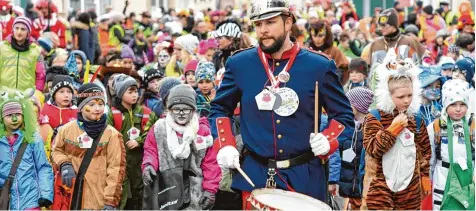  ?? Foto: Bernhard Weizenegge­r ?? In diesem Jahr waren wieder viele Kinder bei der Kinderbrot­speisung in Burgau dabei – die Grundschül­er liefen mit dem Trommler Albert.