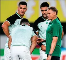  ?? Photo by Ramsey Cardy/Sportsfile ?? Ireland head coach Joe Schmidt in conversati­on with Jonathan Sexton and Conor Murray before thequarter-final match between New Zealand and Ireland at the Tokyo Stadium in Chofu, Japan.