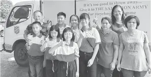  ??  ?? SERTAI KAMI: Guru Besar SJK Chung Hua No.5 Chin Mui Ling (dua kanan) dan ahli PBSM sekolah itu mengalu-alukan orang awam mendermaka­n peralatan elektrik dan pakaian lama mereka yang usang untuk dikitar semula.