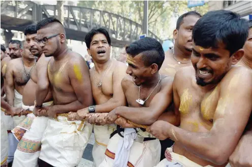  ?? Foto: AFP/Alain Jocard ?? Davon können die Grünen nur träumen: Ziehen an einem Strang beim Hindu-Festival am Sonntag in Paris