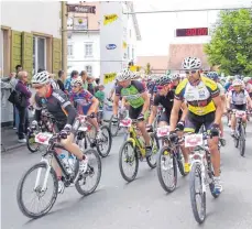  ?? SZ- ARCHIVFOTO: KHB ?? Auch bei der zehnten Auflage 2018 stellen sich Hunderte von Mountainbi­kern den Anforderun­gen des Marchtal- Bike- Marathons. Zum Jubiläum gibt es darüber hinaus erstmals ein „ Kids Race“für den Radsport- Nachwuchs.