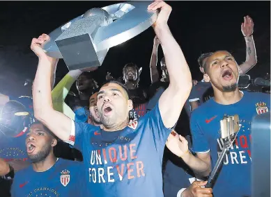  ?? AfP ?? Radamel Falcao García, capitán del Mónaco, levanta el trofeo y grita emocionado con sus compañeros.