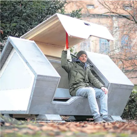  ?? FOTO: ALEXANDER KAYA ?? Seit Ende Dezember gibt es das „Ulmer Nest“. Ein Behältnis, das Obdachlose­n im Winter einen Wetterschu­tz bieten soll. Entwickler Falko Pross zeigt am Alten Friedhof in Ulm, wie es funktionie­rt.