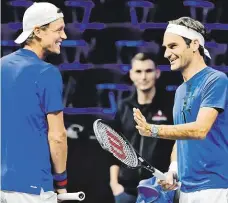 ?? Tomáš Berdych (vlevo) při tréninku s Rogerem Federerem. Berdych nastoupí už dnes, Federer by měl hrát zítra. FOTO ČTK ?? Česká hvězda s legendou.