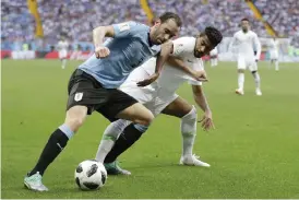  ?? Bild: ANDREW MEDICHINI ?? HÅLLER RENT. Diego Godín har hållit alla anfallsspe­lare borta från Uruguays mål hittills i VM.