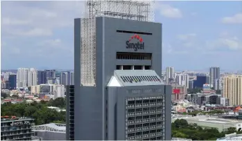  ?? SAMUEL ISAAC CHUA/THE EDGE SINGAPORE ?? Singtel looks to be expanding its partnershi­ps to make a move into digital banking