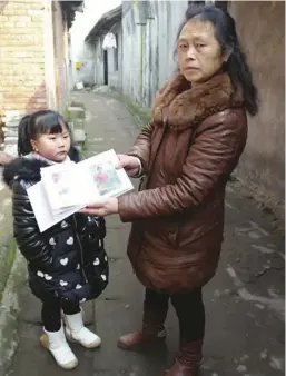  ??  ?? ABOVE: 20-year-old Zeng Yushan (left) stopped growing at the age of seven.