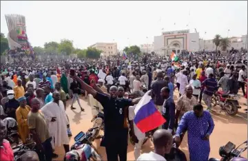  ?? ?? Støtter af Nigers militaerju­nta, som kuppede sig til magten i Niger i juli 2023, ses med russiske flag i byen Niamey. Arkivfoto: AP Photo/Sam Mednick