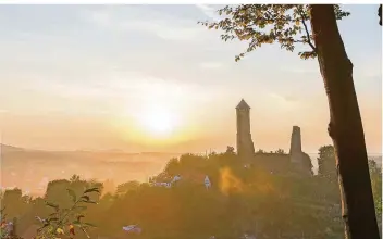  ??  ?? Ein schöner Blick auf die Kirkeler Burg im Morgennebe­l.