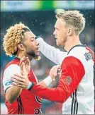  ?? Vilhena y Jorgensen celebran uno de los goles ??