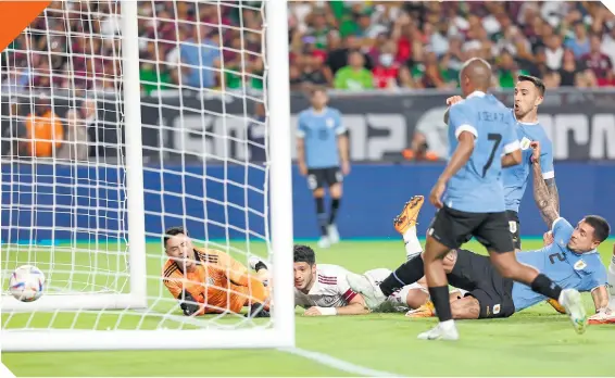  ?? FOTOS: MEXSPORT ?? Uruguay, a medio gas, hizo ver mal a la Selección Mexicana, que fue goleada, a unos meses de la cita mundialist­a.