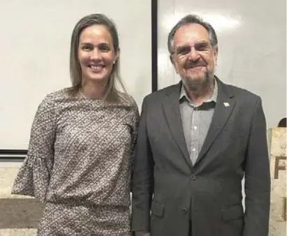  ?? ?? Raquel Santana, presidente do Hemope, recebe o médico Divaldo Sampaio, respeitado especialis­ta em