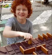  ??  ?? Le jeune Clément aux prises avec le labyrinthe proposé par « Jeux d’azur animation ».