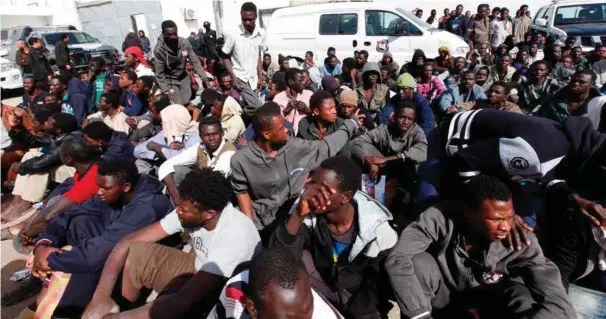  ?? FOTO: NTB SCANPIX ?? Det anslås at det er mellom 400.000 og 700.000 migranter i Libya, de fleste utenfor internerin­gsleirene. Disse migrantene er fotografer­t i en leir i utkanten av Tripoli i februar 2017.