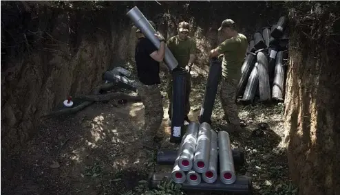  ?? ?? Des militaires ukrainiens préparent des munitions avant de tirer en direction des positions russes près de Bakhmut, Ukraine, 7 juillet 2023.
