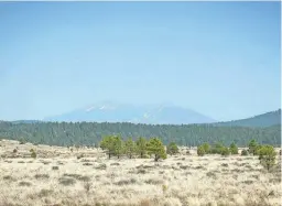  ?? MONICA D. SPENCER/THE REPUBLIC ?? Smoke from the Crooks Fire creates a haze over the San Francisco Peaks and nearby forest in Flagstaff on Wednesday.