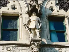  ?? Ken Dixon / Hearst Connecticu­t Media ?? An eight-foot sculpture of Major John Mason, who led an infamous 1637 raid that killed 400-to-500 Native Americans, has stood in a niche above the State Capitol's north steps since 1909.