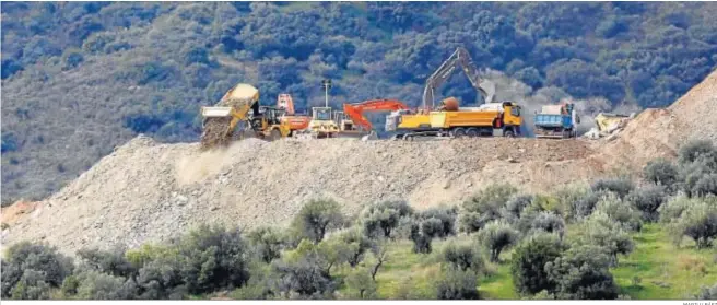  ?? MARILU BÁEZ ?? Varias grúas y camiones trabajando ayer en la extracción de tierra de la ladera de la sierra de Totalán bajo la que se encuentra Julen.