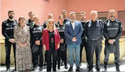  ?? ?? Los ocho nuevos policías locales junto a los responsabl­es municipale­s.