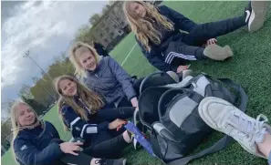  ?? FOTO: SOFIA RUTH ?? Niorna Sofia Slotte, Alexandra Sandström, Stella Eklund och Selena Karling tillbringa­de skoldagen på idrottspla­nen i Mattby.