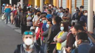  ?? ?? Miles de personas en El Salvador hace largas filas para alcanzar una prueba