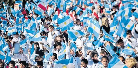  ?? (FOTOGRAFÍA­S DE PEDRO CASTILLO) ?? Celeste y blanca. La Enseña nacional, en manos de cientos de niños, le puso color al acto oficial de la Provincia en Alta Gracia.