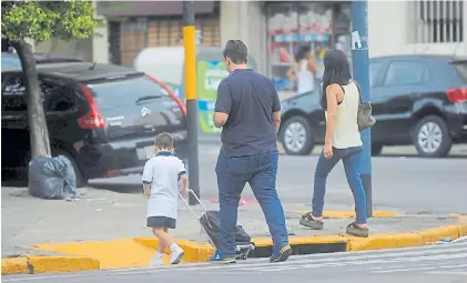  ?? ?? Rumbo al aula. La suba afectaría a unos 4.800 colegios bonaerense­s y a unos 400 de la Capital Federal.