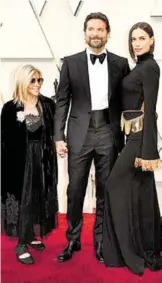  ??  ?? Bradley Cooper llegó con novia y su mamá