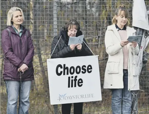  ?? ?? 0 Anti-abortion campaigner­s protest outside the Queen Elizabeth University Hospital in Glasgow