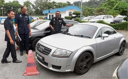  ?? — Bernama ?? Found at last: ACP Abdul Aziz (right) showing the seized car during a press conference at the Sepang police headquarte­rs.