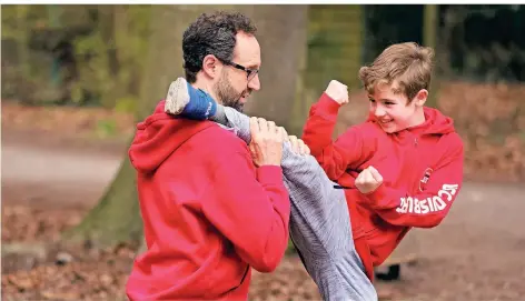  ?? RP-FOTOS (2): ACHIM BLAZY ?? Matteo und Vater Roul Zucali beim Karatetrai­ning im Lintorfer Hinkesfors­t.