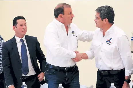  ??  ?? JUNTA. El presidente del Cohep, Juan Sikaffy, y el mandatario Hernández tras firmar el acuerdo para refundar el sistema energético.