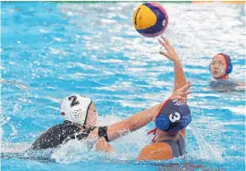  ??  ?? Thailand's Pranisa Nilklad, right, vies with Gina Koh Ting Yi of Singapore in the women’s water polo deciding match.