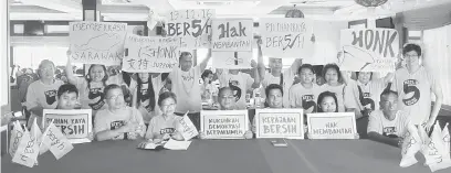  ??  ?? TUNTUT PERUBAHAN: Ahli Jawatankua­sa BERSIH Sarawak bersama NGO yang terlibat dalam konvoi dan perhimpuna­n BERSIH 5.