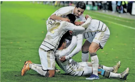  ?? FOTO: BECKERBRED­EL ?? Jubel auf dem grünen Rasen des Ludwigspar­ks nach dem zwischenze­itlichen 1:1 im Pokalspiel gegen die Bayern. Am Ende siegte der FCS 2:1.