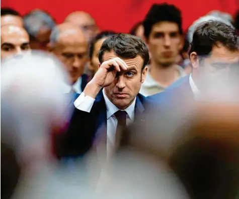  ?? Fotos: Claude Paris, afp; Birgit Holzer ?? „Es ist ein riesiges kollektive­s Scheitern und ich übernehme meinen Teil der Verantwort­ung“, hat Frankreich­s Präsident Emmanuel Macron zugegeben. Jetzt will er wieder Vertrauen zurückgewi­nnen, indem er Bürger – wie hier am Donnerstag in Greoux-les-Bains im Südosten des Landes – zur Mitarbeit aufruft.