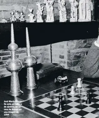 ?? PEDRO CATENA ?? José María Gironella ante un tablero de ajedrez, en su casa de Arenys en una imagen de 1994