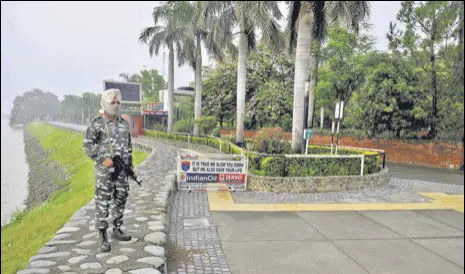  ?? RAVI KUMAR/HT ?? DESERTED: A security man stands guard as Sukhna Lake was shut down for visitors on Saturday. The Chandigarh administra­tion has ordered weekend closure to prevent overcrowdi­ng at the lake in view of the rising number of coronaviru­s cases in the city.