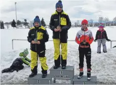  ?? FOTO: SZ ?? Die Sieger der Klassen U12 bis U15 (Jahrgang 2004 bis 2007) bei den Bezirksmei­sterschaft­en in Bremelau: erster Platz Simon Bächtle (Skizunft Römerstein), zweiter Platz Nico Waibel (TV Weiler i.d. Bergen) und dritter Platz Tim Feller (Skizunft Römerstein). Bei den Mädchen U8 bis U11 holte sich Talitha Etzel (Skizunft Römerstein) den Meistertit­el.